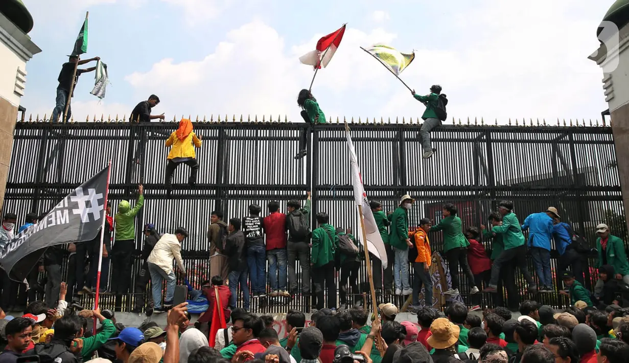 Hari ini, Kamis (22/8/2024), ribuan orang dari berbagai elemen dan organisasi berunjuk rasa di depan gedung MPR, DPR, dan DPD RI di Jakarta. (Liputan6.com/Angga Yuniar)