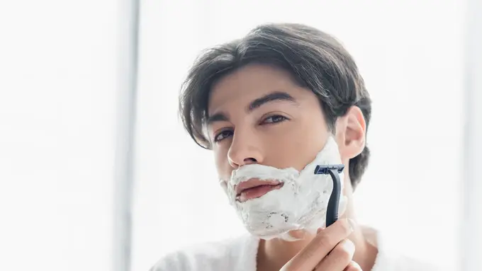 Rutinitas Pagi Lebih Hemat Waktu dengan FFAR 2 in 1 Facial Wash dan Shaving Foam untuk Pria Bekerja