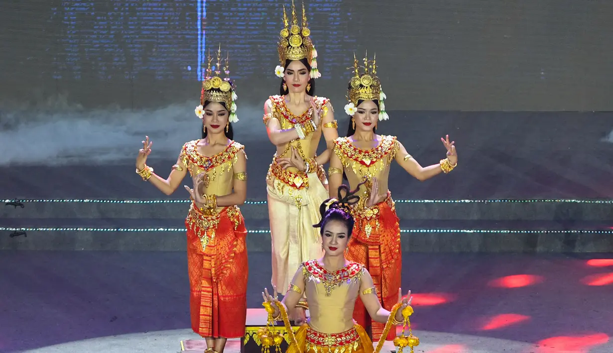 Closing ceremony SEA Games 2021 juga menggelar sejumlah pertunjukan budaya Kamboja, seperti Tari Apsara yang merepresentasikan jiwa dan identitas orang Khmer. Karangan bunga putih yang dipakai para penari melambangkan negara-negara SEA Games yang bergandengan tangan demi perdamaian dan pembangunan. (AFP/Tang Chhin Sothy)