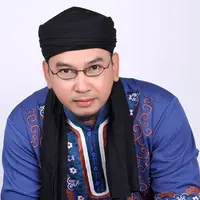 Ustad Aswan menceraikan istri keduanya melalui BBM. (via sutarni.pustakasekolah.com)