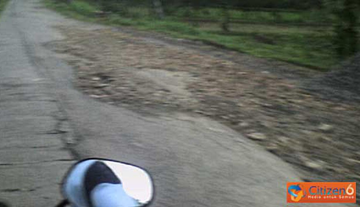 Citizen6, Lamongan: Jalan berbatu yang menghubungkan kecamatan Mantup, Kembangbahu dan Sugio, mengalami kerusakan. (Pengirim: LandaxNocturnal Zaen)