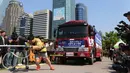 Petugas pemadam kebakaran Lim Sung-joo menarik sebuah truk pemadam kebakaran dengan seutas tali saat Safe Seoul Festival di Seoul, Korea Selatan, Kamis (9/5/2019). Festival ini mengampanyekan kesadaran keselamatan atas kebakaran, bencana alam hingga berlalu lintas. (AP Photo/Ahn Young-joon)