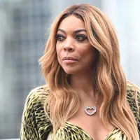 Wendy Williams kepanasan karena menggunakan kostum Patung Liberty saat halloween di acaranya. Ia pun tumbang di tengah acara live pada Oktober 2017 lalu. (Page Six)