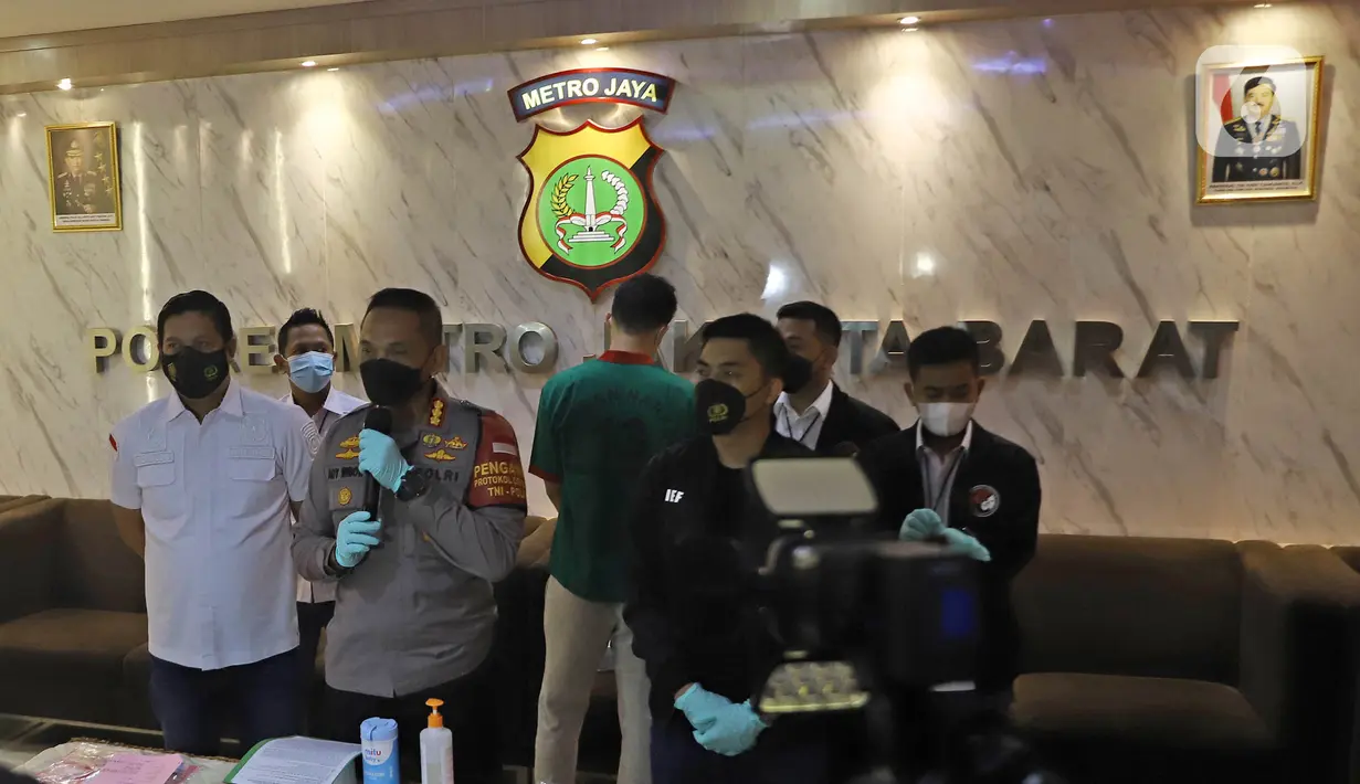 Kapolres Metro Jakarta Barat Kombes Ady Wibowo memberikan keterangan dalam rilis kasus penangkapan pesinetron Jeff Smith, Senin (19/4/2021). Jeff Smith ditangkap di kawasan Jagakarsa dengan barang bukti satu plastik klip berisi ganja 0,52 gram di dalam mobilnya. (Liputan6.com/Herman Zakahria)