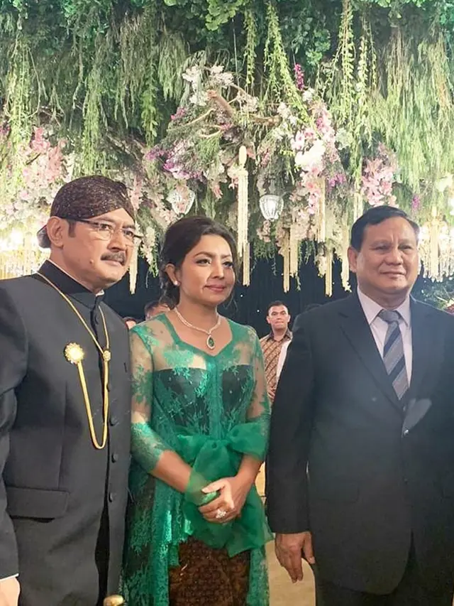 6 Potret Mayangsari Hadiri Pernikahan Danny Rukmana, Kompak dengan Keluarga Cendana