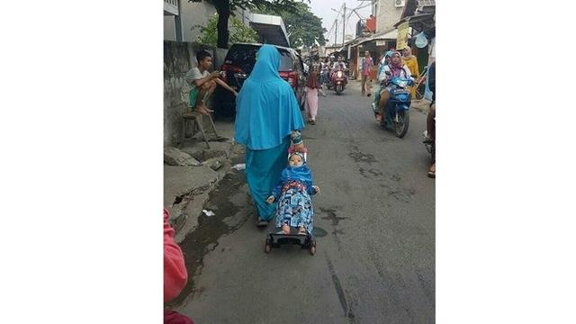 6 Kelakuan Kocak Ibu-Ibu Terlalu Santai Asuh Anak Ini Bikin Geregetan