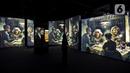 Pengunjung mengabadikan display multimedia saat pameran  Van Gogh Alive di Mal Taman Anggrek, Senin (07/08/2023). (merdeka.com/Arie Basuki)
