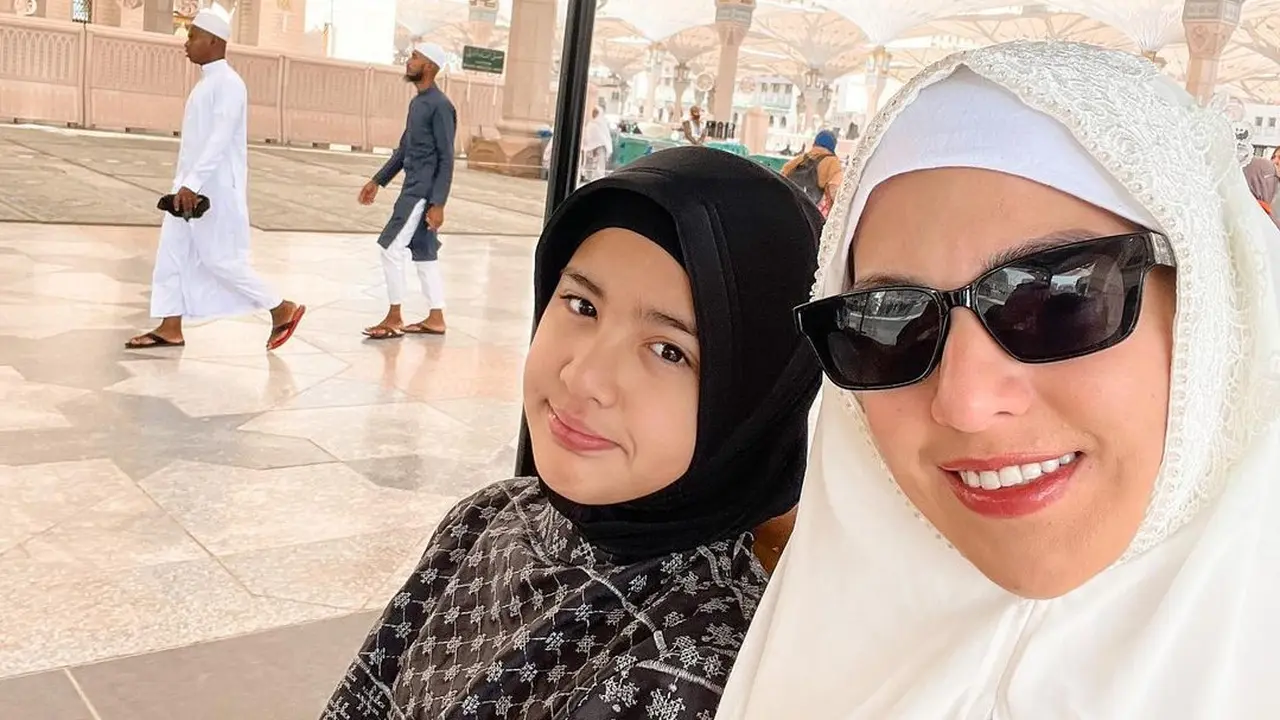 Nia Ramadhani umrah bareng keluarga (Instagram/ramadhaniabakrie)