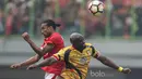 Gelandang Persija, Rohit Chan, duel udara dengan gelandang Mitra Kukar, Mohamed Sissoko, pada laga Liga 1 di Stadion Patriot, Bekasi, Minggu (14/5/2017). Kedua tim bermain imbang 1-1. (Bola.com/Vitalis Yogi Trisna)
