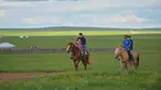 Para wisatawan menunggang kuda di objek wisata di Hulunbuir, Daerah Otonom Mongolia Dalam, China utara, 4 Agustus 2020. Otoritas Hulunbuir melakukan berbagai langkah guna meningkatkan pasar pariwisata lokal, seperti jadwal kerja yang lebih fleksibel dan mengeluarkan kupon wisata. (Xinhua/Xu Qin)