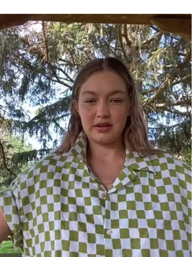 6 Potret Gigi Hadid Pamer Baby Bump saat Live Instagram, Curi Perhatian