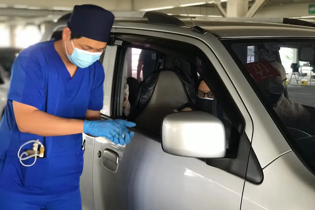 Vaksinasi Covid-19 secara drive thru di RSUI, Kota Depok