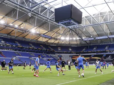Para pemain Getafe berlatih selama sesi latihan Getafe di Veltins-Arena di Gelsenkirchen, Jerman, Selasa, (4/8/2020). Getafe akan bertanding melawan Inter Milan pada babak 16 besar Liga Europa di Veltins Arena. (Lars Baron / Pool via AP)