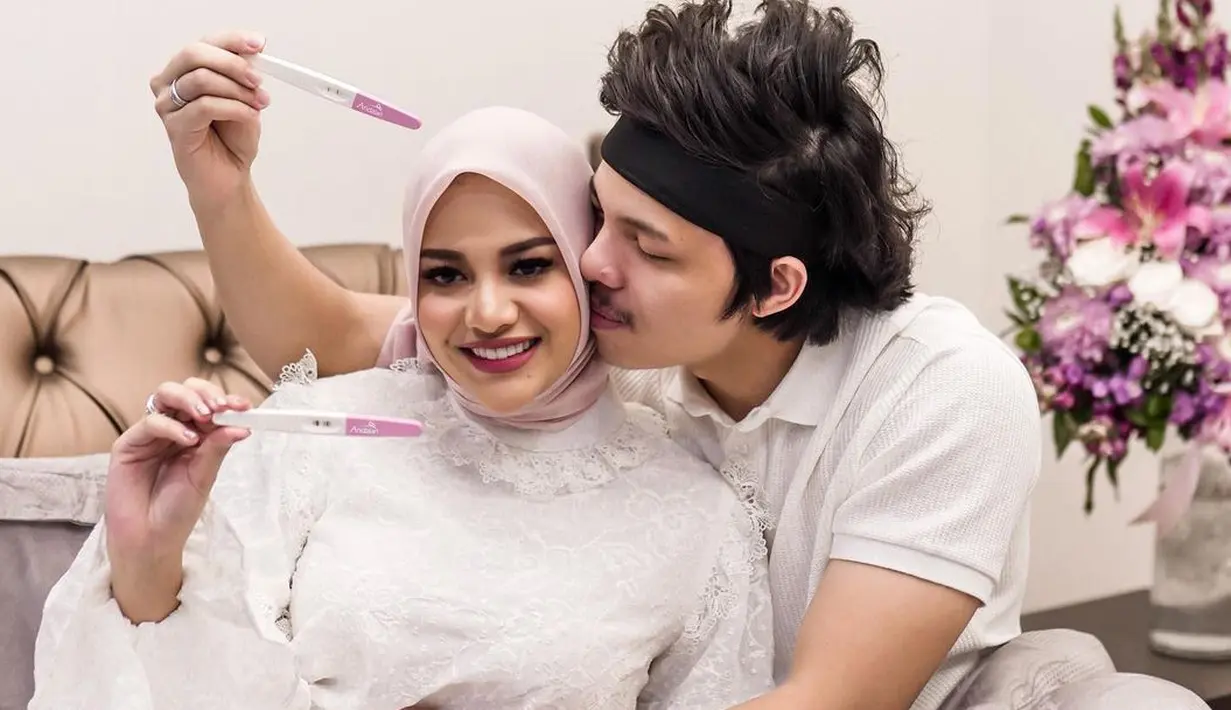 "Hi kakek nenek baru. Calon cucu pertama kakek nenek pasti bangga punya kakek nenek hebat-hebat," tulis Atta Halilintar.  (Instagram/attahalilintar)