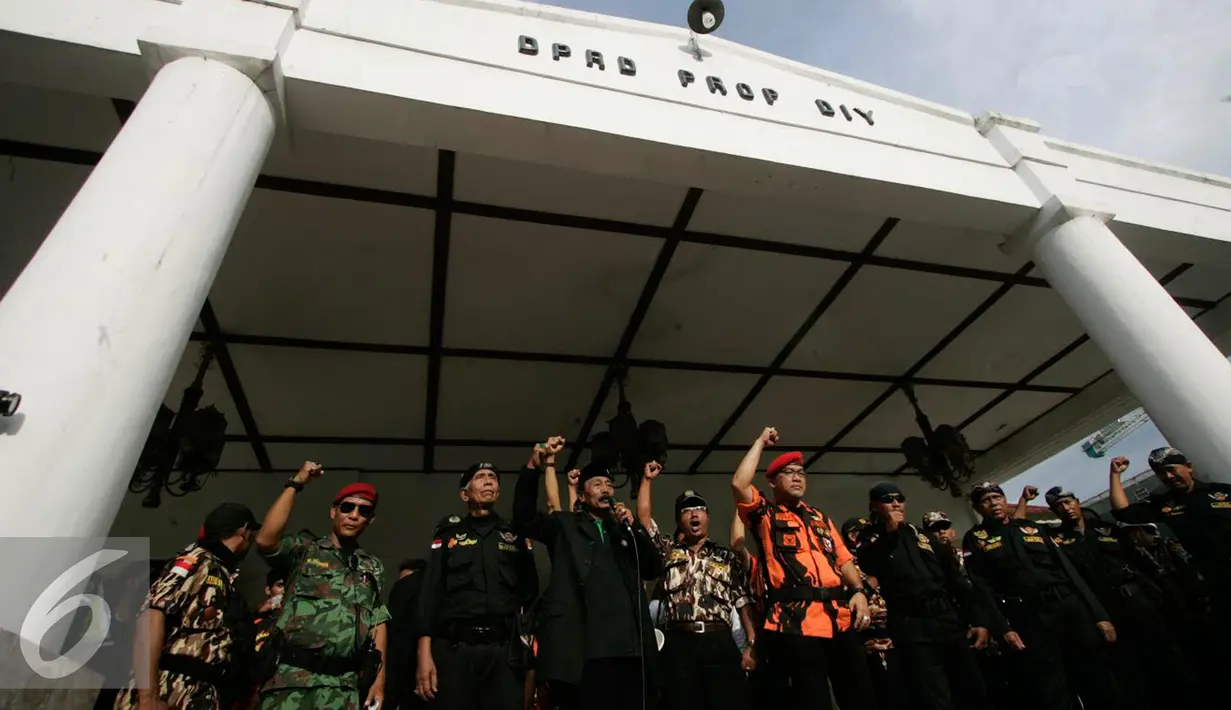 Massa berkumpul di Gedung DPRD saat aksi peringatan pemberontakan G 30 S-PKI,Yogyakarta, Jumat (30/9). Aksi ini dilakukan untuk menangkal paham komunisme di Indonesia. (Liputan6.com/ Boy Harjanto)