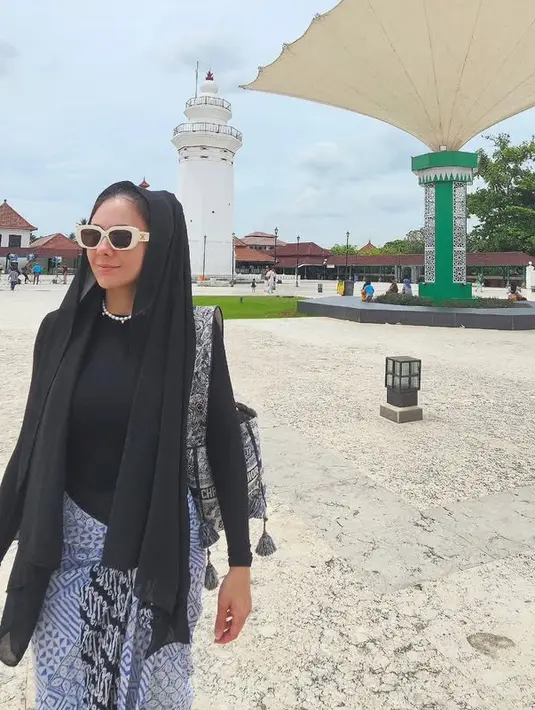 Melengkapi tampilannya, Wulan mengenakan aksesori kalung mutiara dan kacamata hitam frame putih dari Celine. Ia pun membawa sling bag Dior warna hitam bercorak. [@wulanguritno]