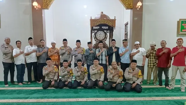 Kapolsek Kota Pekanbaru bersama jemaah masjid dan tokoh agama usai salat berjamaah dan membicarakan Pemilu damai.