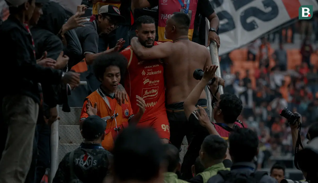 Pemain Persija Jakarta, Emaxwell Souza merayakan golnya dengan penonton yang hadir pada laga pekan terakhir BRI Super League 2025/2026 pada Sabtu (23/5) sore WIB. (Bola.com/Abdul Aziz)