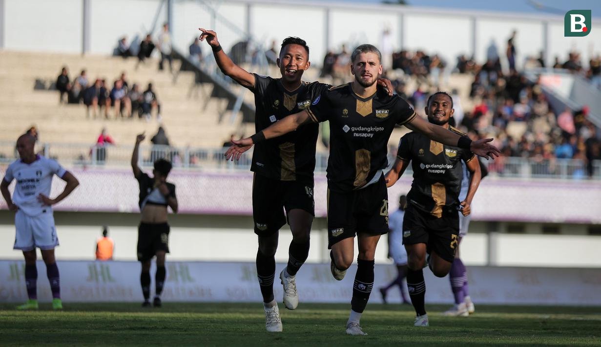 Pemain Dewa United FC, Majed Osman (tengah) merayakan gol kedua timnya ke gawang Persita Tangerang bersama rekan-rekannya dalam laga pekan ke-20 BRI Liga 1 2022/2023 di Stadion Indomilk Arena, Tangerang, Minggu (22/1/2023). (Bola.com/Bagaskara Lazuardi)