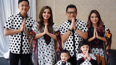 Intip Gaya 8 Keluarga Artis Dengan Baju Kembarnya Saat Lebaran News Entertainment Fimela Com