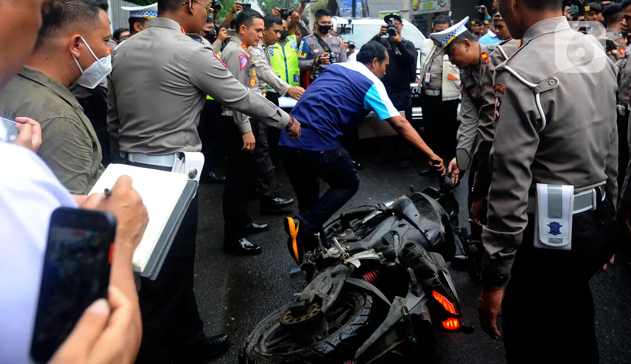 Salah satu adegan dalam rekonstruksi ulang kasus kecelakaan yang menewaskan mahasiswa Universitas Indonesia (UI), M Hasya Attalah Syahputra (18), di Jalan Srengseng Sawah, Jagakarsa, Jakarta, Kamis (2/2/2023). Namun, karena Hasya telah meninggal dunia, kasus pun dihentikan dan polisi menerbitkan surat perintah penghentian penyidikan (SP3). (merdeka.com/Arie Basuki)