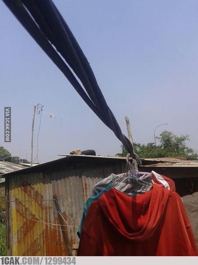 10 Potret Absurd Benda Nyangkut di Kabel Listrik, Ada Jemuran Hingga Mobil