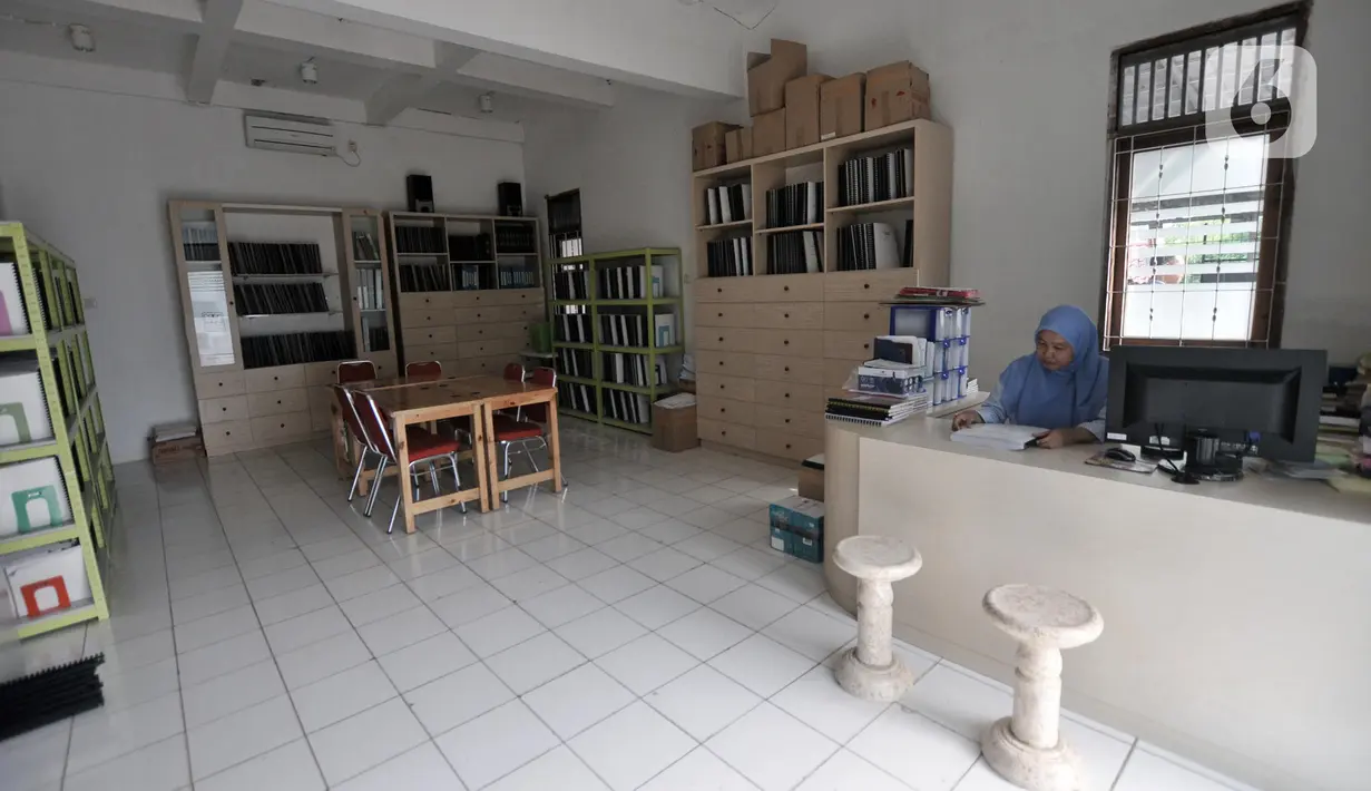 Pustakawan saat berjaga di Perpustakaan Yayasan Mitra Netra, Jakarta, Selasa (3/12/2019). Adanya perpustakaan ini diharapkan para disabilitas dapat menempuh pendidikan mandiri, berkualitas, dan terwujudnya kehidupan tunanetra yang bermakna dalam masyarakat inklusif. (merdeka.com/Iqbal S Nugroho)