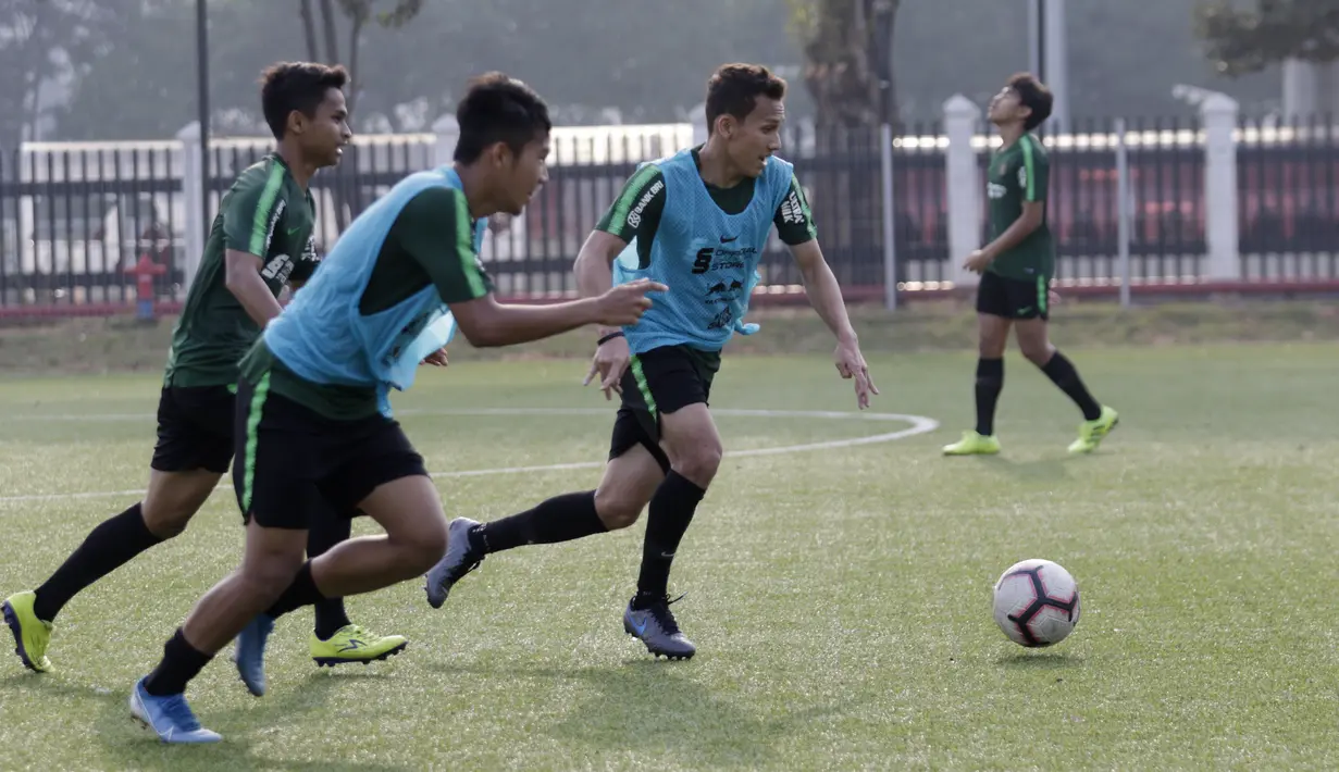 Pemain Timnas Indonesia U-23, Egy Maulana Vikri, menggiring bola saat latihan jelang SEA Games 2019 di Lapangan ABC, Senayan, Jakarta, Kamis (3/10). Latihan kali ini Timnas fokus dalam memperbaiki taktik dalam bertahan. (Bola.com/M Iqbal Ichsan)