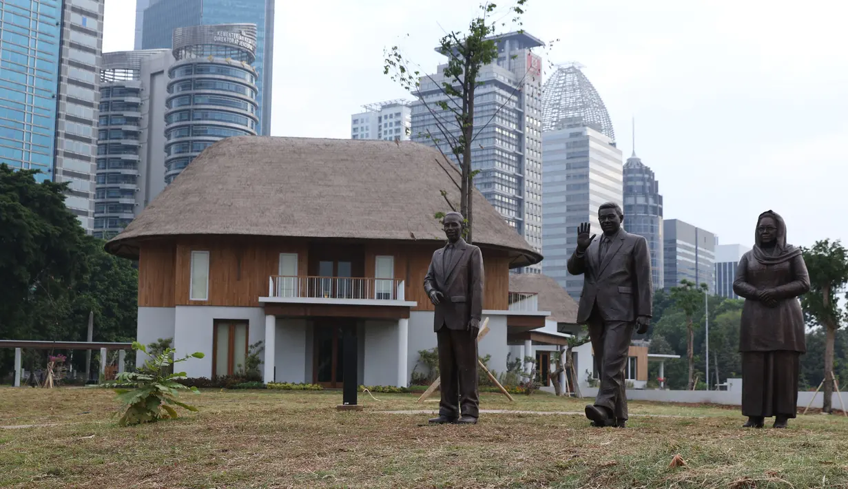 Tiga patung Presiden RI, Joko Widodo, Susilo Bambang Yudhoyono dan Megawati Soekarnoputri (kiri ke kanan) terpasang di Hutan Kota Kompleks GBK, Rabu (19/9). Pembangunan hutan kota ini bagian dari penataan kawasan GBK. (Liputan6.com/Helmi Fithriansyah)