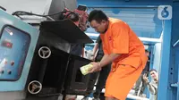 Tersangka memasukkan barang bukti narkoba jenis sabu ke dalam mesin pemusnah di Kantor BNN, Cawang, Jakarta, Selasa (4/2/2020). BNN memusnahkan sabu seberat 51,79 kg hasil penindakan di Medan, Sumatera Utara serta menangkap satu tersangka berinisial Zul. (Liputan6.com/Herman Zakharia)