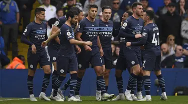 Gelandang Manchester City, Rodri (tengah) dan rekan-rekan setimnya merayakan gol ke gawang Leeds United pada pertandingan lanjutan Liga Inggris di Elland Road di Leeds, Inggris utara (30/4/2022). City menang telak atas Leeds 4-0. (AFP/Oli Scarff)