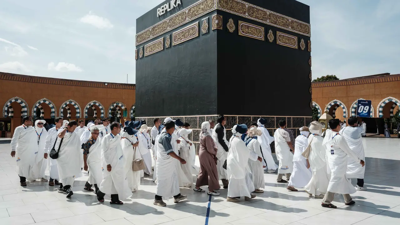 Jemaah haji melakukan tawaf