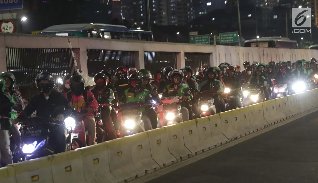Ratusan motor melintas di jalur Transjakarta di sebagian ruas Jalan Gatot Subroto depan Gedung MPR/DPR/DPD RI, Jakarta, Kamis (19/9/2019). Sebagian ruas Jalan Gatot Subroto depan Gedung Parlemen ditutup karena ada aksi mahasiswa menolak revisi RKUHP-UU KPK. (Liputan6.com/Helmi Fithriansyah)