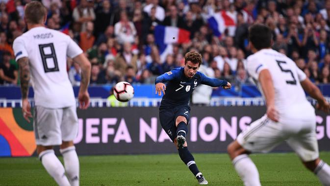 Penyerang Prancis, Antoine Griezmann menendang bola ke ke gawang Jerman pada laga UEFA Nations League di Stadion Stade de France, Paris, Selasa (16/10). Dua gol Griezmann membawa Prancis menaklukkan Jerman 2-1. (FRANCK FIFE/AFP)