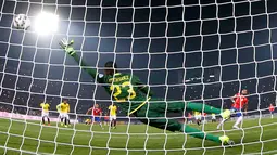 Kiper Ekuador, Alexander Dominguez gagal menghalau tendangan penalti gelandang Chile, Arturo Vidal pada pertandingan pembukaan Copa America 2015 di National Stadium, Santiago, Chile, (11/6/2015). Chile menang 2-0 atas Ekuador. (REUTERS/Ivan Alvarado)