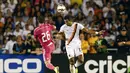 Pemain belakang AS Roma, Medhi Benatia (kanan), berebut penguasaan bola dari gelandang Real Madrid, Alvaro Medran, di laga International Champions Cup 2014 di Stadion Cotton Bowl, Dallas, (29/7/2014). (REUTERS/Kevin Jairaj-USA TODAY Sports)