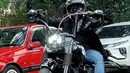 Motor Harley Davidson ini sepertinya menjadi moge kesayangan Desta. Dalam banyak kesempatan, Desta kerap kali menunggangi motor ini. (Instagram/desta80s)