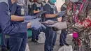 Setangkai bunga yang diberikan merupakan wujud rasa terima kasihnya kepada para tenaga medis. Tenaga medis ini merupakan garda depan melawan Corona Covid-19 yang terjadi di Surabaya. (Liputan6.com/IG/@surabaya)