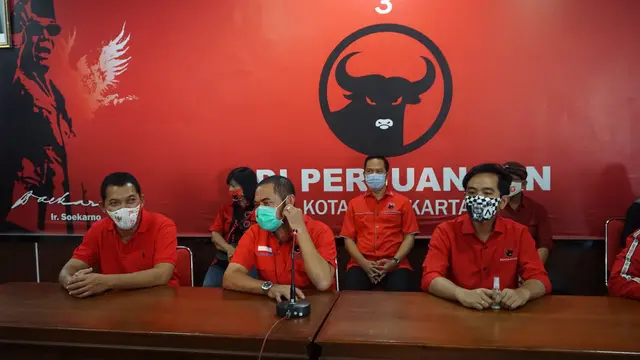 Ketua DPC PDIP Kota Solo FX Hadi Rudyatmo bersama pasangan Gibran-Teguh.