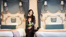 Sandra pun membuktikan lewat fotonya yang terlihat sedang berada di kamar tidur Cinderella. Ia juga menyertakan alasannya menikah di Disneyland Jepang. (Instagram/sandradewi88)