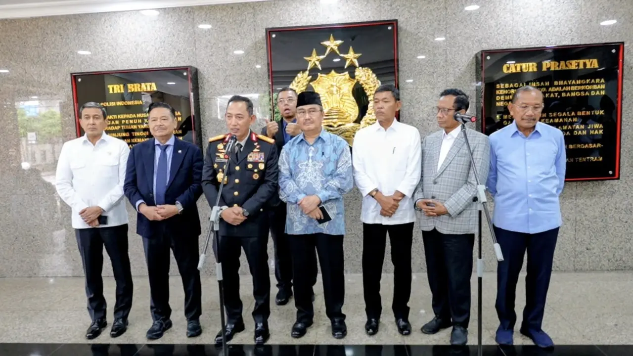 Kapolri Jenderal Listyo Sigit Prabowo bersama Komisi Percepatan Reformasi Polri (Liputan6.com/Nanda Perdana Putra)