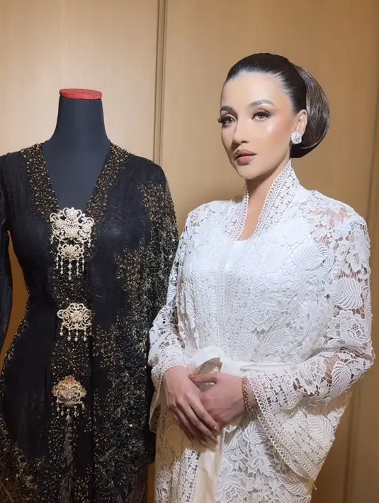 <p>Tsania Marwa baru saja mengunggah potret diri tampak elegan dibalut kebaya hitam. Sebelumnya ia pun mengenakan robe putih brokat. [@bennusorumba]</p>