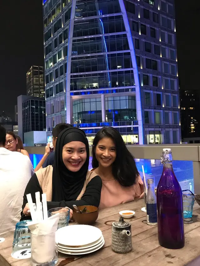 6 Momen Kebersamaan Ikke Nurjanah dan Putrinya, Bak Kakak Adik