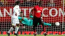 Kiper Manchester United, Lee Grant menepis tembakan bola dari pemain Derby County, Florian Jozefzoon saat laga Piala Liga Inggris di Old Trafford, Manchester, Inggris, Selasa (25/9). MU kalah dari Derby County lewat adu penalti. (Martin Rickett/PA via AP)