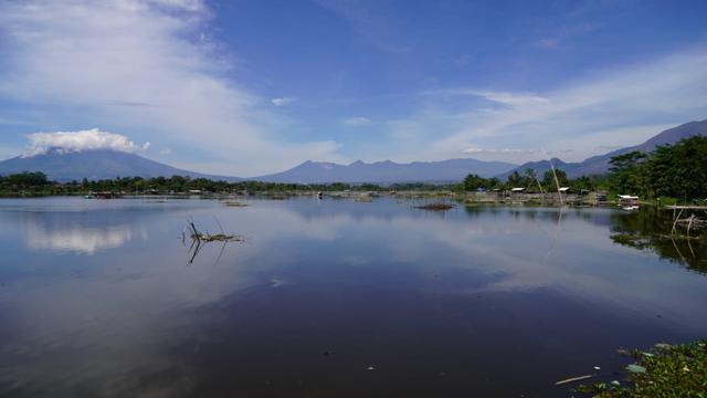 Salah satu pemandangan alam menjelang petang hari di kawasan SItu Bagendit, Banyuresmi, Garut, Jawa Barat.