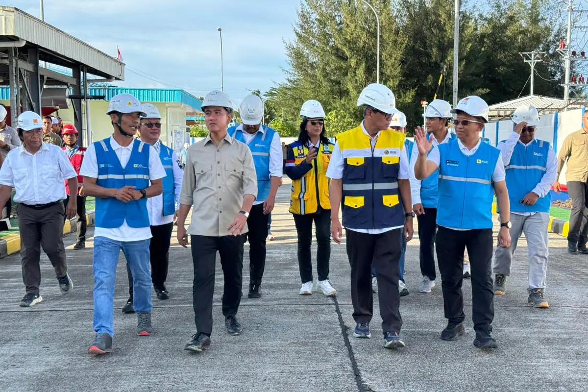 Wakil Presiden Gibran Rakabuming Raka meninjau Pembangkit Listrik Tenaga Mesin Gas (PLTMG) Nias berkapasitas 25 megawatt (MW) di Kota Gunungsitoli, Sumatra Utara. (Istimewa)