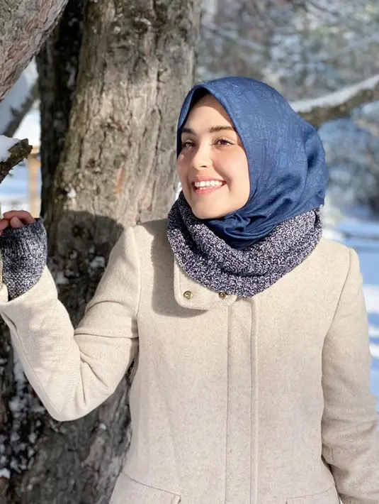 Gaya busana Vebby Palwinta ketika berlibur juga selalu megikuti musim negara yang ia kunjungi. Kali ini tampil simpel dengan pakaian musim dingin. Sweater yang dipadukan dengan coat, membuatnya tampak modis dan memesona. (Liputan6.com/IG/@vebbypalwinta)
