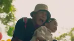 Vino G. Bastian yang berperan sebagai Dodo Rozak bersama putrinya, Kartika (Graciella Abigail) tengah menikmati alam bebas bersama balon warna-warni. (Foto: YouTube)