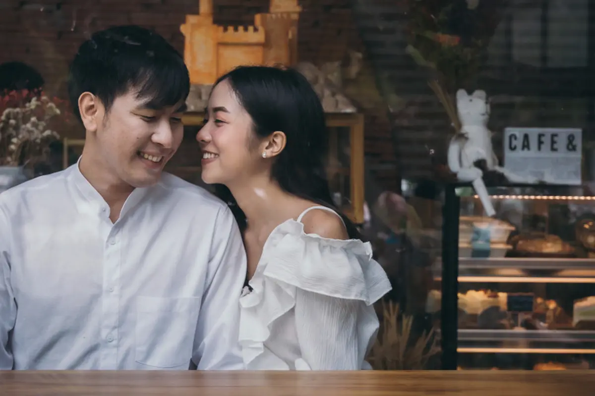 couple romantis bahagia
