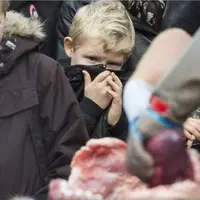Walau sadis, pihak kebun bintang di Denmark tetap membedah singa di depan anak-anak.